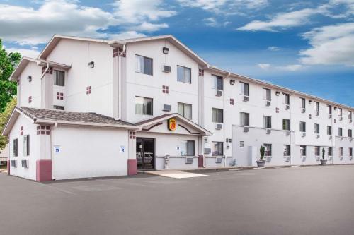 Super 8 by Wyndham Hot Springs in Hot Springs, USA