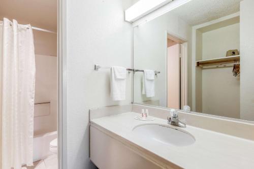 Super 8 by Wyndham Bakersfield/Central - image 10