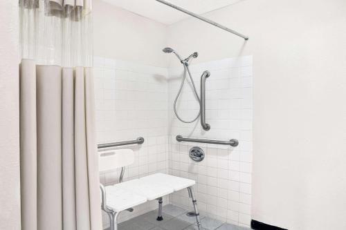 Super 8 by Wyndham West Memphis - image 3