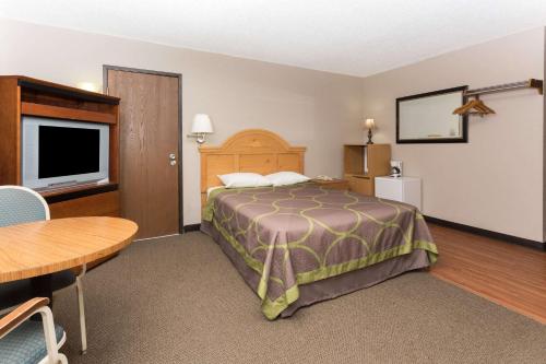 Super 8 by Wyndham Cos/Hwy. 24 E/PAFB Area - image 5