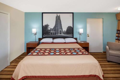 Super 8 by Wyndham Burlington NC in Burlington, USA