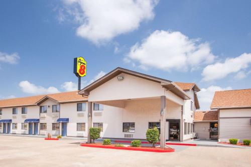 Super 8 by Wyndham Van Buren/Ft. Smith Area in Van Buren, USA