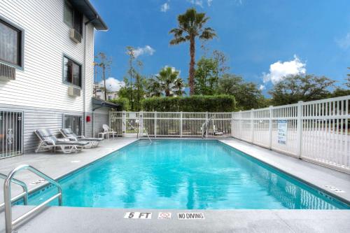Super 8 by Wyndham Gainesville - main image