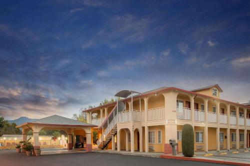 Upper Lake Inn & Suites - Accommodation - Upper Lake