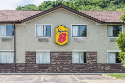 Super 8 by Wyndham Delmont - Hotel