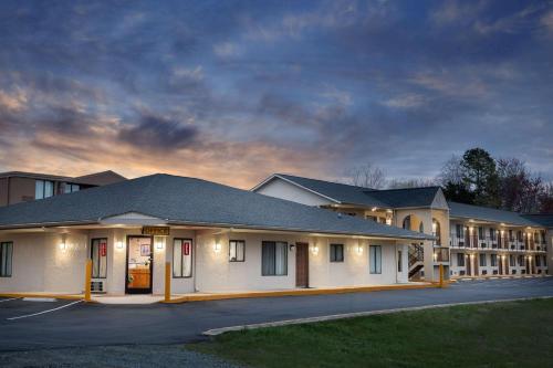 Super 8 by Wyndham Burlington NC in Burlington, USA