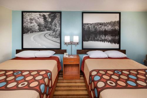 Super 8 by Wyndham Burlington NC in Burlington, USA