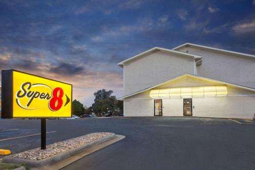 Super 8 by Wyndham Columbus Airport