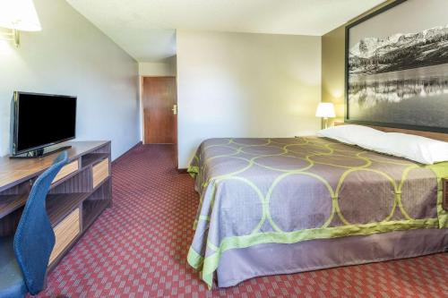 Super 8 by Wyndham Longmont/Del Camino - image 6