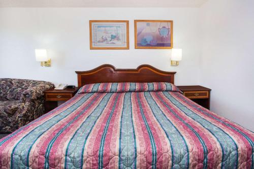 Super 8 by Wyndham Limon in Limon, USA