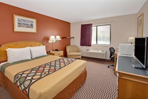 Super 8 by Wyndham Crystal Lake - image 7