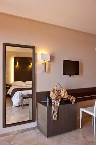 Double or Twin Room with Mountain View image 4