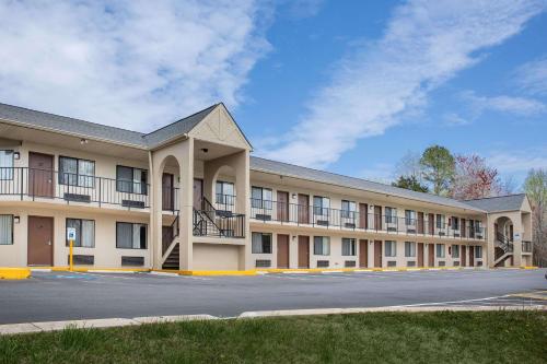 Super 8 by Wyndham Burlington NC - Accommodation - Burlington