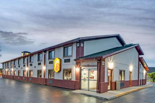 Super 8 by Wyndham Crystal Lake in Crystal Lake, USA