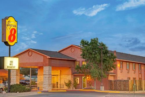 Super 8 by Wyndham Belen NM - image 3