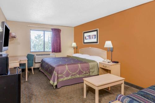 Super 8 by Wyndham Charlotte/Amusement Park Area in Charlotte, USA