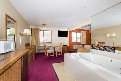 Super 8 by Wyndham Chadron NE - image 2