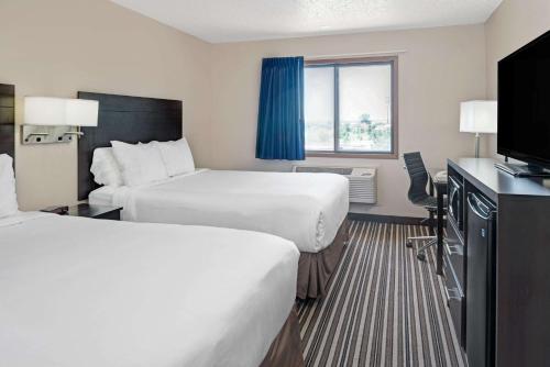 Super 8 by Wyndham Omaha West L St NE - image 8