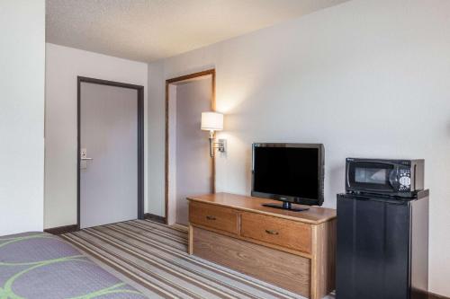 Super 8 by Wyndham Dunbar/Charleston Area in Charleston, USA