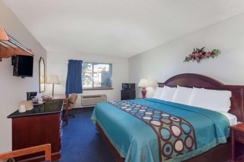 Super 8 by Wyndham Selma/Fresno Area