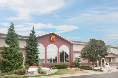 Super 8 by Wyndham West Branch in West Branch, USA