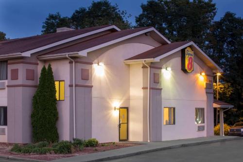 Super 8 by Wyndham Lewisburg - Hotel