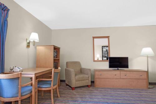 Super 8 by Wyndham Evansville East - image 5