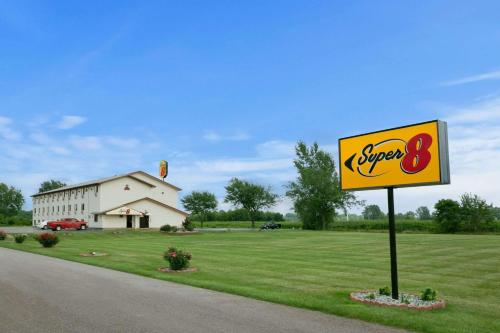 Super 8 by Wyndham Saginaw - Accommodation