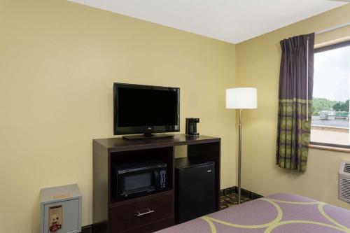 Super 8 by Wyndham Marietta in Marietta, USA