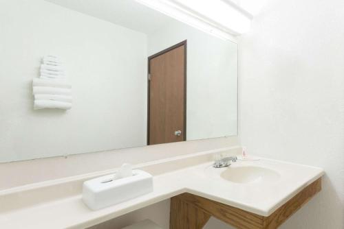 Super 8 by Wyndham Twinsburg/Cleveland Area - image 11