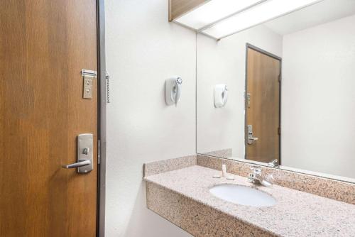 Super 8 by Wyndham Paris IL - image 8