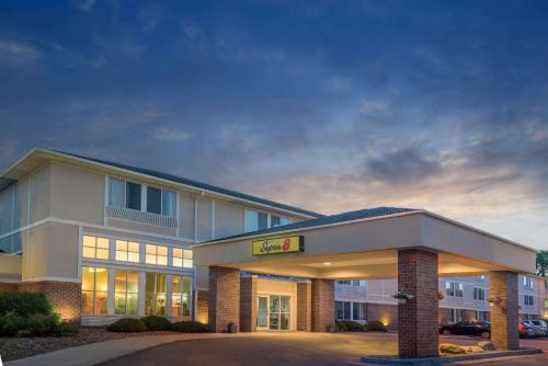 Super 8 by Wyndham Menomonie WI in Menomonie, USA