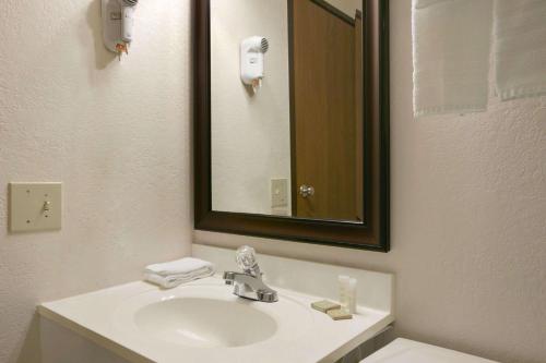 Super 8 by Wyndham Saginaw in Saginaw, USA