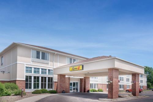 Super 8 by Wyndham Menomonie WI