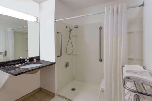 Super 8 by Wyndham Janesville in Janesville, USA