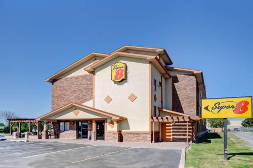 . Super 8 by Wyndham Roseville/Detroit Area