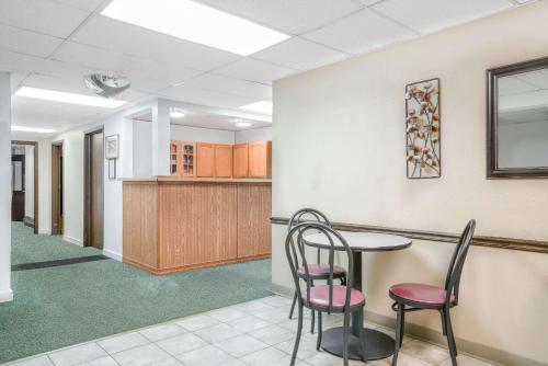 Super 8 by Wyndham Tomah Wisconsin - image 7