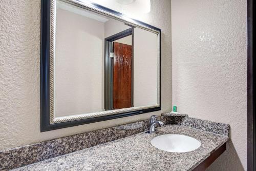 Super 8 by Wyndham Roseville/Detroit Area - image 5