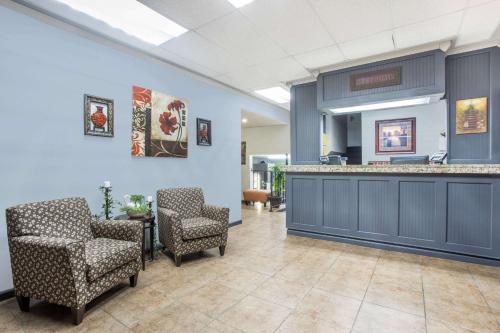 Super 8 by Wyndham Independence Kansas City - image 3