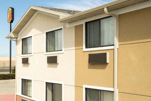 Super 8 by Wyndham Fond Du Lac - image 2