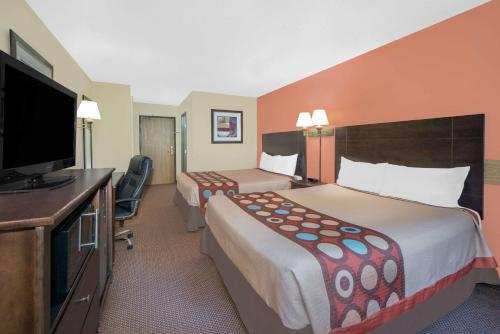 1 queen bed, 1 twin bed