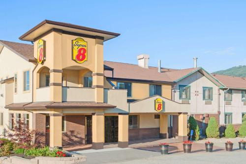 Super 8 by Wyndham Salmon Arm - Hotel