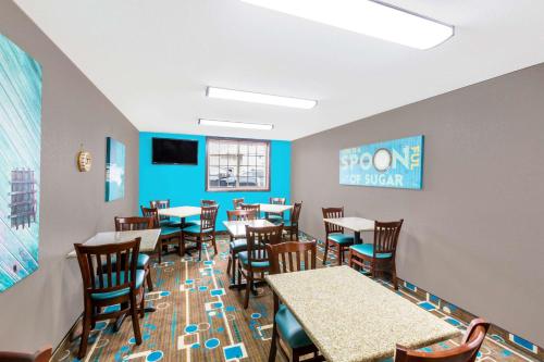Super 8 by Wyndham Spencer - main image
