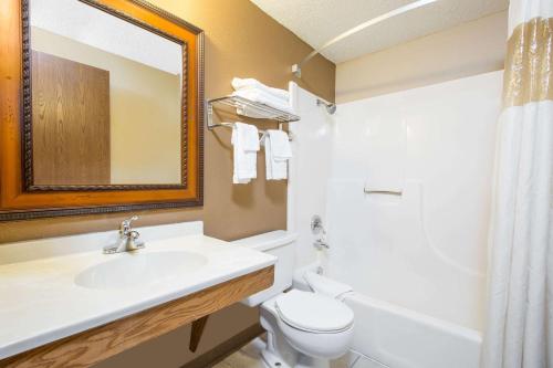 Bathroom, Super 8 By Wyndham Sioux City/Morningside Area in Sioux City (IA)