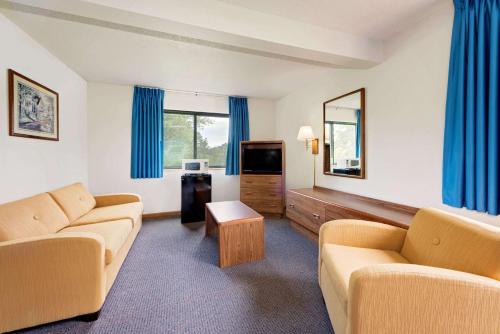 Super 8 by Wyndham Centerville - image 4