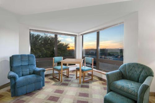 Super 8 by Wyndham Toledo - image 5