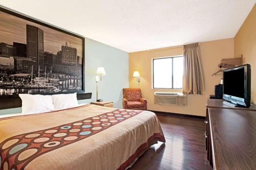 Super 8 by Wyndham Baltimore/Essex Area - image 6