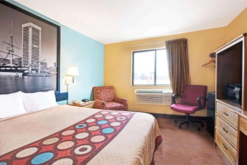 Super 8 by Wyndham Baltimore/Essex Area - image 7