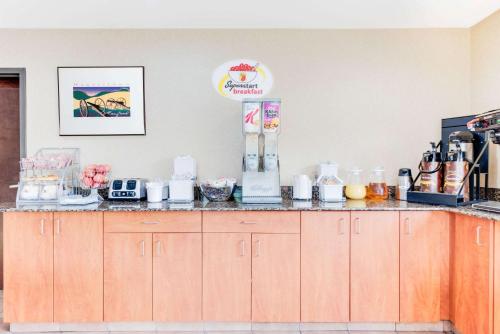 Super 8 by Wyndham Hagerstown - image 2