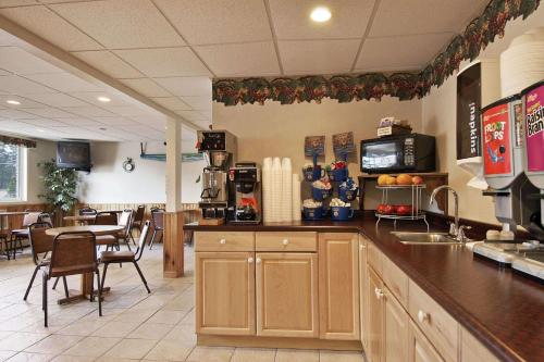 Super 8 by Wyndham Iron Mountain - main image